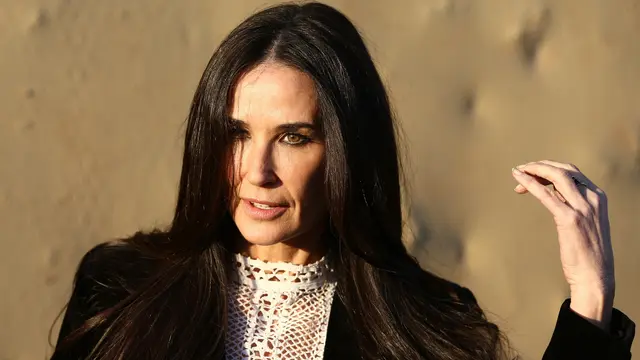 Penampilan Demi Moore di Dior Cruise 2018