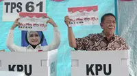 Cagub Jabar Deddy Mizwar bersama istrinya, Giselawati Wiranegara menunjukkan kertas suara Pilkada Jabar 2018 di TPS 61, Bekasi, Jawa Barat (Issak Ramadhan/Jawa Pos)