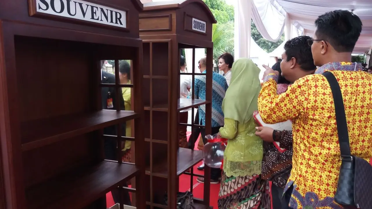 Lemari suvenir kosong di pernikahan Kahiyang - Bobby. (Liputan6.com/Luqman Rimadi)