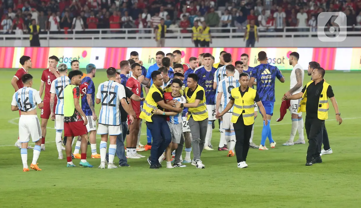 Dalam laga ini Argentina tidak diperkuat sejumlah pemain bintang seperti Lionel Messi, Angel Di Maria, dan Nicolas Otamendi. (Bola.com/Muhammad Iqbal Ichsan)