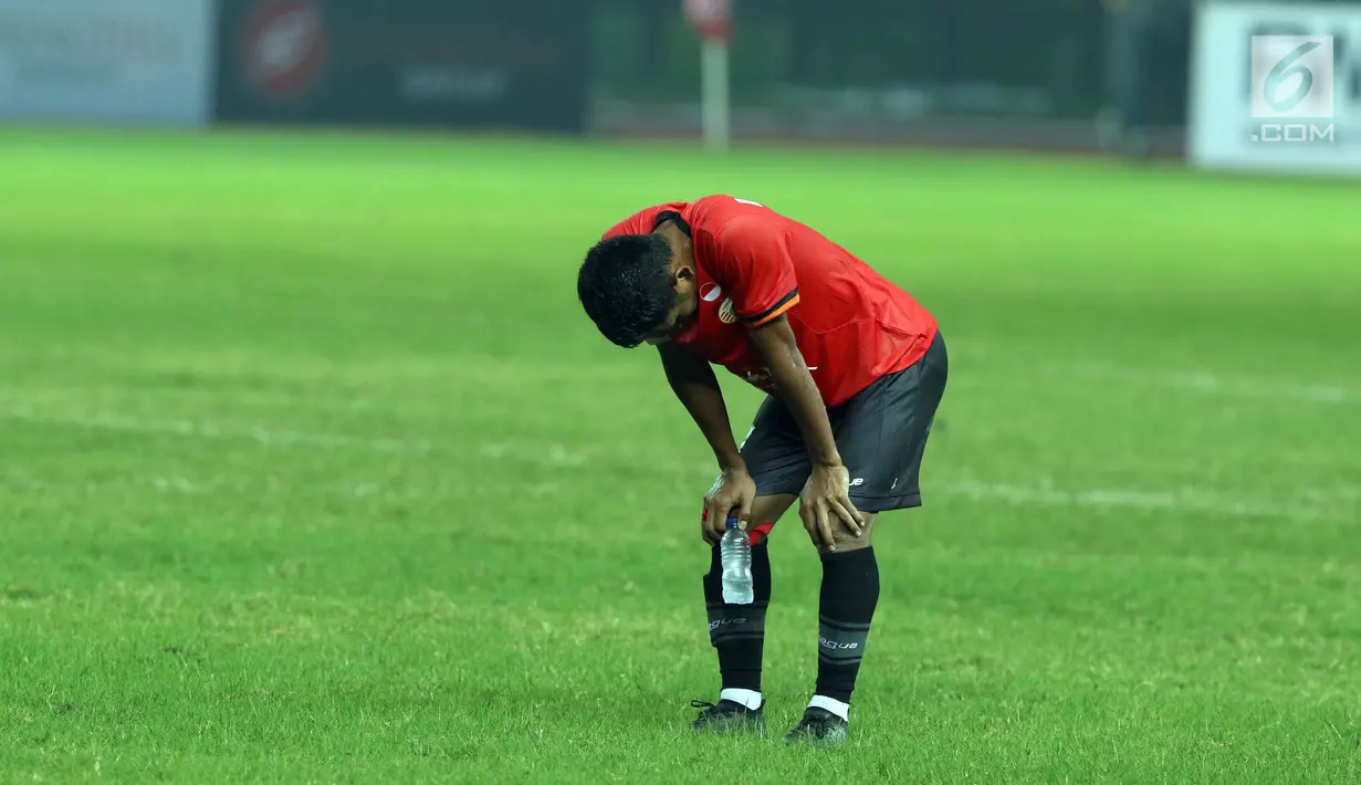 Salah satu pemain Persija tertunduk usai laga melawan Bali United dilanjutan Liga 1 Indonesia di Stadion Patriot Candrabhaga, Bekasi, Minggu (21/5). Laga kedua tim berakhir imbang 0-0. (Liputan6.com/Helmi Fithriansyah)