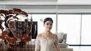 Putri keempat Hary Tanoesoedibjo, Clarissa tampil dengan kebaya cukup berbeda dengan kakak-kakaknya. Ia memilih kebaya modern dengan model off-the-shoulder yang mengekspos bahu indahnya. Kebaya yang dihiasi aplikasi bordir dan payet berbentuk bunga ini kemudian dipadukan dengan kain songket silver dan heels yang matching. @clarissatanoe].