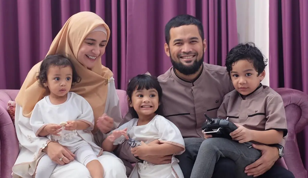 Pasangan serasi ini sudah dikarunia tiga buah hati, Teuku Adam Al Fatih, Cut Hawa Medina Alfatih dan putri ketiga  Cut Shafiyyah Mecca Alfatih. Nama ketiga buah hati Shireen dan Wisnu kental akan nuansa islami dan Aceh. (Liputan6.com/IG/shireensungkar)
