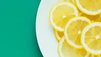 Manfaat lemon ternyata tak sebatas mencerahkan wajah saja. (Foto: unsplash.com)