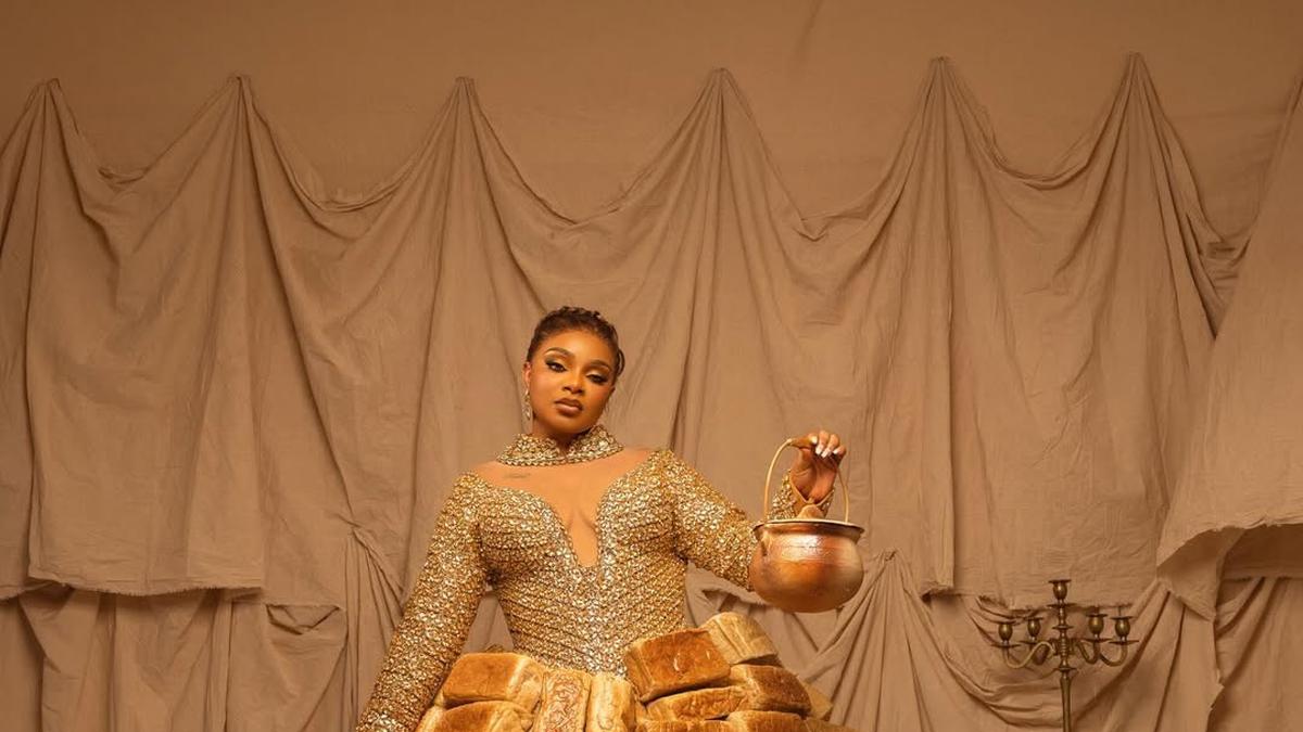 Gaun Unik Berbahan 500 Roti Curi Perhatian di African Film Awards