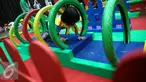 Seorang anak bermain permainan dalam Festival Anak Jujur 2016 di area Ecovention, Jakarta, Rabu (31/8). Anak-anak yang berusia 5-12 tahun itu mengikuti Festival Anak Jujur yang digelar KPK dari 31 Agustus dan 1 Juli. (Liputan6.com/Faizal Fanani)