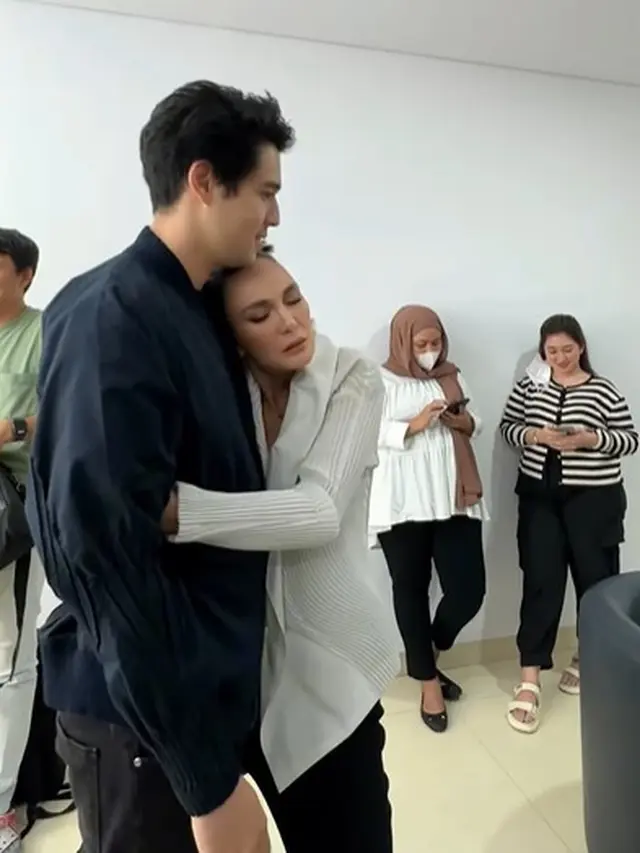 Luna Maya dan Maxime Bouttier (Instagram/mrsayudewi)