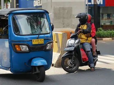 Pengendara sepeda motor melawan arus saat melintas di kolong Stasiun MRT Blok A, Jakarta, Selasa (29/9/2020). Kurangnya sanksi tegas bagi pelanggar lalu lintas membuat sebagian pemotor nekat melawan arus di jalur satu arah itu, meski dapat membahayakan keselamatan. (Liputan6.com/Immanuel Antonius)