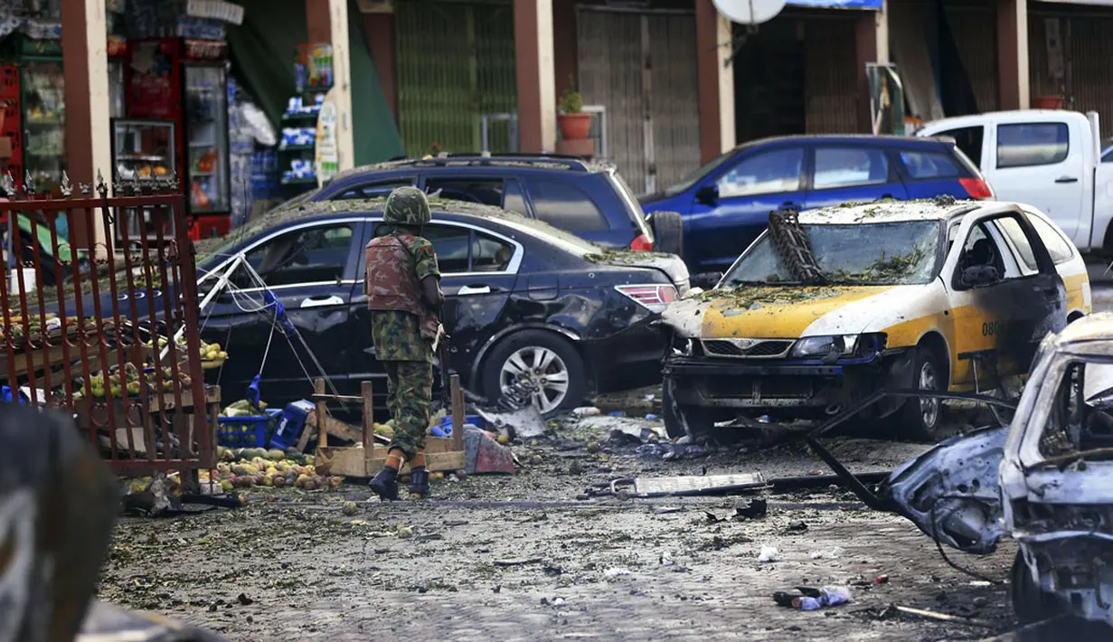 Beberapa kendaraan terlihat terbakar dan hancur akibat ledakan bom yang terjadi di sebuah pusat perbelanjaan di Abuja, Nigeria, (25/6/2014). (REUTERS/Afolabi Sotunde)