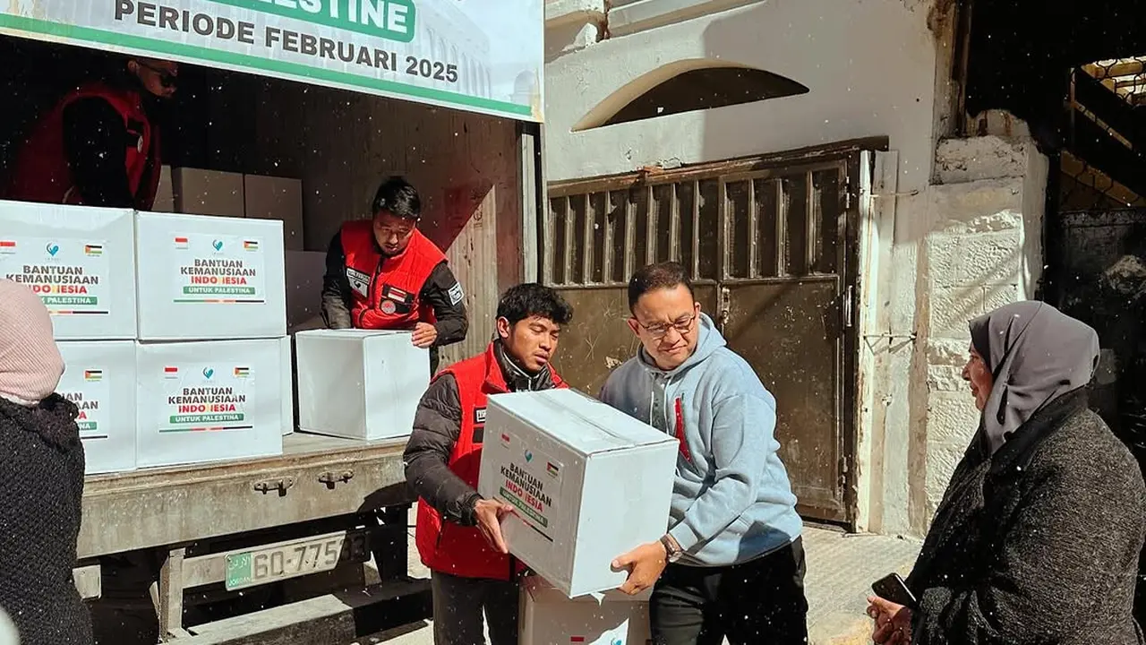Anies Baswedan Ikut Bagikan Bantuan Kemanusiaan Langsung di Palestina Bareng Chiki Fawzi (Foto: Instagram @chikifawzi)