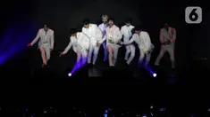 Personel Boy Band asal Korea Selatan, Super Junior saat membawakan lagu pada konser Super Junior World Tour - Super Show 8 Infinite Time in Jakarta di ICE BSD Tangerang, Sabtu (11/1/2020). Konser disaksikan ribuan penggemar. (Liputan6.com/Helmi Fithriansyah)