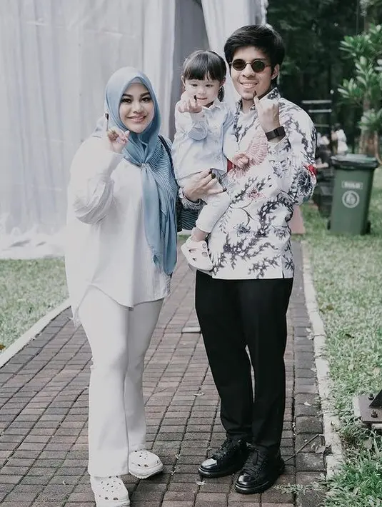 Atta Halilintar memilih mengenakan batik putih lengan panjang dipadukan celana hitam saat mencoblos. [@attahalilintar]