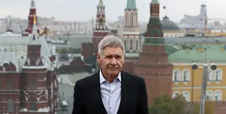 Harrison Ford berbicara tentang kecelakaan pesawatnya pada waktu berkunjung ke ‘Jimmy Kimmel Live!’.  Kala itu sang aktor mengenakan kostum hotdog dan menceritakan pengalamannya. (Bintang/EPA)