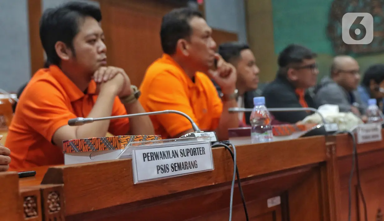 Perwakilan suporter sepak bola Panser Biru (PSIS Semarang) mengikuti rapat dengar pendapat dengan Komisi X DPR di Kompleks Parlemen, Senayan, Jakarta, Selasa (8/11/2022). Rapat tersebut membahas pengelolaan dan manajemen pertandingan serta perlindungan suporter di dalam Undang-Undang. (Liputan6.com/Angga Yuniar)