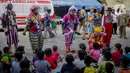Anak-anak menyaksikan aksi badut yang tergabung dalam komunitas Aku Badut Indonesia (ABI) di pengungsian korban banjir di Gor Pangadegan, Jakarta, Selasa (7/1/2020). Trauma healing diberikan para badut sebagai bentuk kepedulian terhadap anak-anak korban banjir Jakarta. (Liputan6.com/Faizal Fanani)