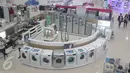 Pengunjung melihat produk elektronik yang dijual di Electronic city di Jakarta, Kamis (21/1). Industri elektronik dalam menghadapi Masyarakat Ekonomi ASEAN (MEA) dinilai masih rendah. (Liputan6.com/Angga Yuniar)