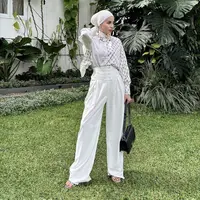 Gaya monochrome menjadi padu padan mudah. Gunakan pakaian dengan bahan seperti silk, linen, atau tweed yang akan memberi kesan mahal. [Instagram/emyaghnia]