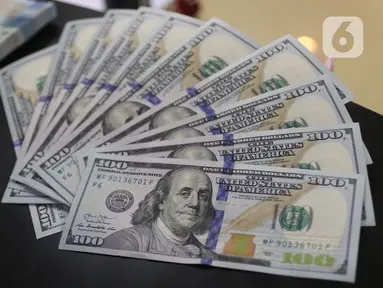 Karyawan bank menunjukkan mata uang dolar Amerika Serikat (AS) di Jakarta, Senin (2/11/2020). Nilai tukar rupiah pada perdagangan Senin (2/11) sore ditutup melemah 0,1 persen ke level Rp14.640 per dolar AS, dari perdagangan sebelumnya yaitu Rp14.690 per dolar AS. (Liputan6.com/Angga Yuniar)