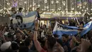 Suporter Argentina bernyanyi dan menari menyambut gelaran Piala Dunia di Jalan Nikolskava, Moskow, Rabu (13/6/2018). Piala Dunia 2018 akan berlangsung pada 14 Juni hingga 15 Juli mendatang. (AP/Rebecca Blackwell)