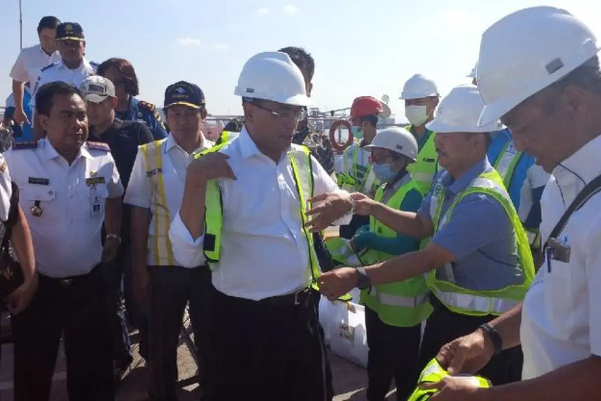 Menteri Perhubungan Budi Karya Sumadi mengunjungi Terminal Teluk Lamong, Surabaya, Jawa Timur, pada Kamis (8/9/2016).