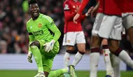 Andre Onana saat diambut rekan-rekannya di Manchester United usai gagalkan penalti FC Copenhagen di matchday 3 Liga Champions (AFP)