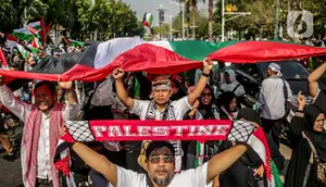 Ratusan orang dari berbagai elemen masyarakat menggelar unjuk rasa di depan Kedutaan Besar Amerika Serikat, Jakarta, Sabtu (28/10/2023). Dalam aksinya, mereka mendesak Amerika Serikat dan negara-negara sekutunya untuk memastikan Israel menghentikan serangan besar-besaran di Gaza serta mengakhiri penindasan sistem Apartheid kepada warga Palestina. (Liputan6.com/Faizal Fanani)