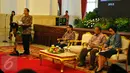 Presiden Joko Widodo bersama Menkeu, Sri Mulyani, Menko Perekonomian, Darmin Nasution dan Ketua Dewan Komisioner OJK, Muliaman Hadad saat pertemuan awal tahun 2017 dengan pelaku industri jasa keuangan, Jakarta, Jumat (13/1). (Liputan6.com/Angga Yuniar)