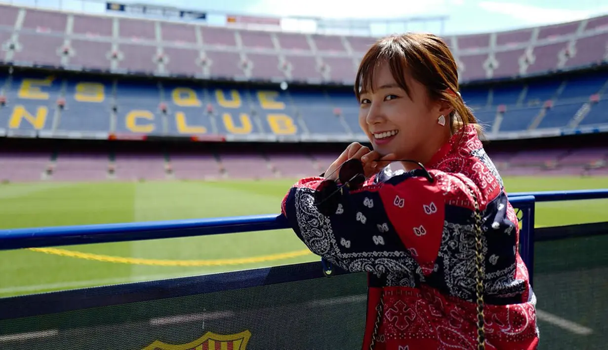 Baru-baru ini Yuri SNSD menjalani sebuah pemotretan. Dalam pemotretan bersama Hastag Legend tersebut, ia tampil cantik dengan mengenakan busana mirip kebaya. (Foto: instagram.com/yulyulk)