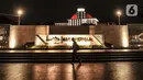 Pejalan kaki melintas di depan Masjid Istiqlal, Jakarta, Senin (22/2/2021). Wajah baru Masjid Istiqlal terasa lebih indah ketika menjelang malam dengan ornamen lampu yang menghiasi seluruh kompleks masjid. (merdeka.com/Iqbal S Nugroho)