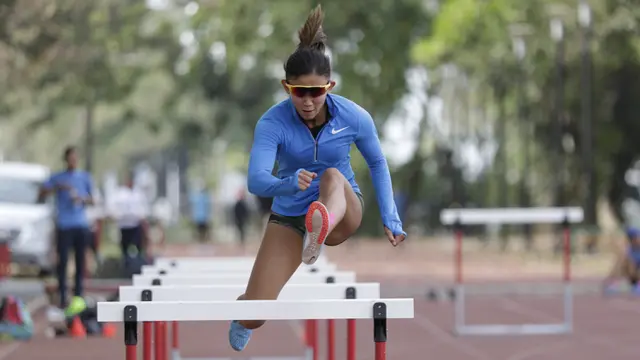 Atlet lari gawang Indonesia, Emilia Nova
