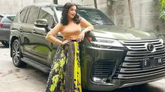 Melalui akun Instagram, Tasya Farasya tampak memamerkan mobil barunya. Mobil tersebut juga diketahui merupakan mobil impian Tasya Farasya sejak lama (Liputan6.com/IG/@tasyafarasya)