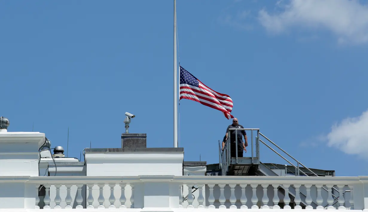 Gedung Putih di Washington DC mengibarkan bendera setengah tiang sebagai tanda berduka atas penembakan brutal klub gay Pulse di Kota Orlando, Florida, Amerika Serikat (AS), Minggu (12/6). (AFP PHOTO/Yuri GRIPAS)