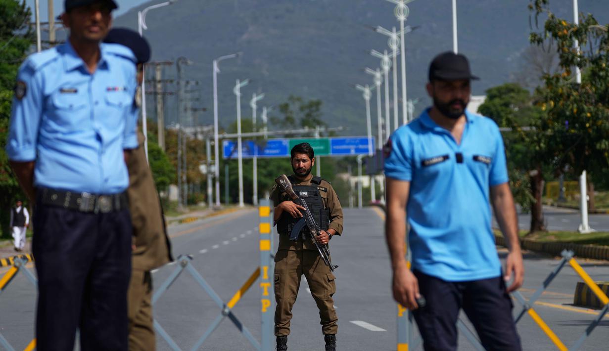 Rencananya perundingan putaran kedua antara Amerika Serikat dan Iran ini diadakan untuk menindaklanjuti perundingan pertama yang menemui jalan buntu. Tampak dalam foto, petugas polisi berjaga di pos pemeriksaan yang dibarikade untuk memastikan keamanan menjelang putaran kedua negosiasi antara Amerika Serikat dan Iran, di Islamabad, Pakistan, Selasa 21 April 2026. (AP Photo/Anjum Naveed)