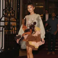 Zendaya menuliskan, ia sangat menyukai pemberitaan pada bagian yang menyebutkan dirinya telah liburan bareng tom. Hal ini pun dijawab oleh Tom, dan obrolan mereka pun memang memeperlihatkan bantahannya. (Instagram/zendaya)