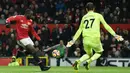 Striker Manchester United, Romelu Lukaku, melepaskan tendangan ke gawang AFC Bournemouth pada laga Premier League di Stadion Old Trafford, Rabu(13/12/2017). Manchester United menang 1-0 atas AFC Bournemouth. (AFP/Oli Scarff)