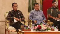 Presiden Joko Widodo didamping Wakil Presiden Jusuf Kalla saat mengikuti rapat kabinet pariurna di Istana Negara, Jakarta, Selasa (16/10). Rapat kabinet pariurna tersebut membahas evaluasi penangan bencana alam. (Liputan6.com/Angga Yuniar)