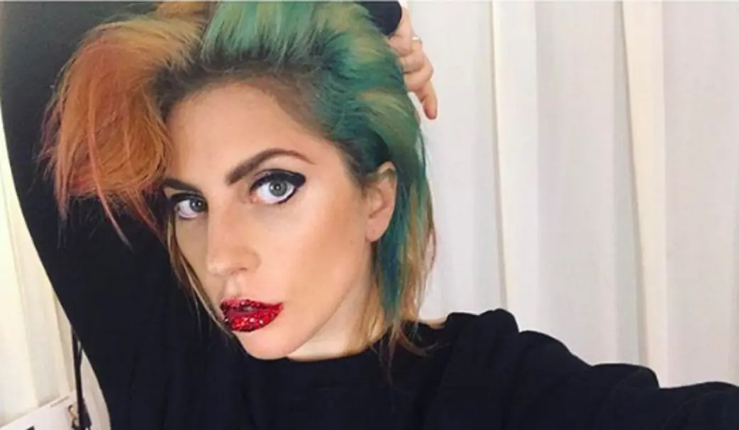 Lady Gaga dengan gaya rambut pelangi menjelang konser Joanne 2017 (Instagram)