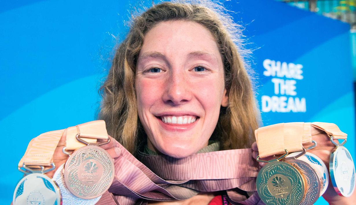 Ruck Taylor asal Kanada tersenyum saat menunjukkan delapan medali renangnya di Commonwealth Games 2018 di Gold Coast, Australia (10/4). Perenang 17 tahun ini sukses meraih delapan medali pada kejuaraan tersebut. (AP Photo/Ryan Remiorz)