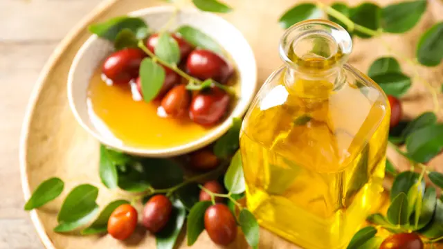 Manfaat Penggunaan Minyak Esensial untuk Merawat Rambut Rontok dan Tips yang Bisa Dilakukan