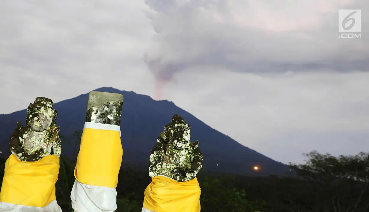 Potret pemandangan Gunung Agung di Karang Asem, Bali (30/11). H+6 pasca erupsi, warna merah di puncak Gunung Agung mulai tampak samar, berbeda dengan beberapa hari sebelumnya. (Liputan6.com/Immanuel Antonius)