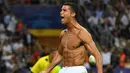 Cristiano Ronaldo memamerkan ototnya usai mencetak gol ke gawang Atletico Madrid saat Final Liga Champions 2015/16 di San Siro, Milan, Minggu (29/5). CR7 mengaku yakin menjadi penentu kemenangan Real Madrid saat adu penalti.(AFP Photo/Gerard Julien)