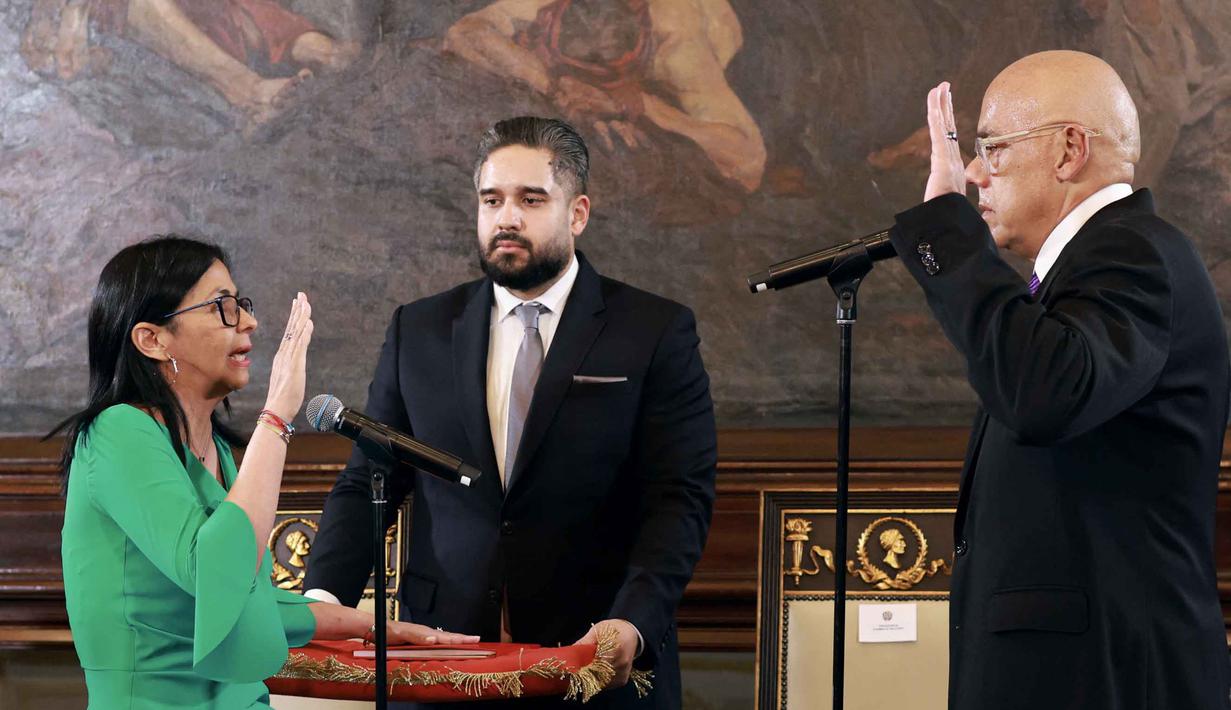 Foto yang dirilis oleh kantor pers Istana Miraflores ini menunjukkan Wakil Presiden Venezuela Delcy Rodriguez (kiri) mengucapkan sumpah sebagai Presiden sementara Venezuela di hadapan Ketua Majelis Nasional Venezuela Jorge Rodriguez (kanan) dan Wakil Nicolas Maduro Guerra (tengah) selama sidang Majelis Nasional di Caracas pada 5 Januari 2026. Parlemen Venezuela melantik Delcy Rodriguez sebagai presiden sementara pada 5 Januari 2026. (Foto oleh Marcelo Garcia/Kantor Pers Miraflores/AFP)