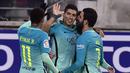 Pemain FC Barcelona, Luis Suarez (tengah) saat merayakan gol ke gawang Eibar bersama rekan-rekannya pada lanjutan La Liga Spanyol di Municipal de Ipurua, Eibar, (22/1/2017). Barcelona menang 4-0. (AP/Alvaro Barrientos)