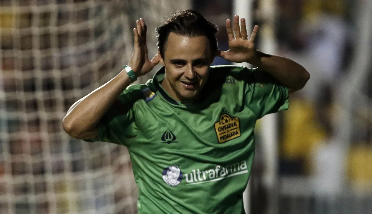 Pebalap F1 asal Brasil, Felipe Massa, merayakan gol yang dicetaknya saat laga amal. Tragedi Chapecoense terjadi pada 28 November 2016, dimana pesawat yang ditumpangi para pemain klub Brasil itu jatuh di Kolombia. (AFP/Miguel Schincariol)