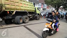 Sebuah truk bermuatan pasir menabrak lampu merah di Jalan Pejompongan, Jakarta, Minggu (14/6/2015) dini hari. Meski tidak menimbulkan korban jiwa, kecelakaan yang dipicu rem blong tersebut menyebabkan kemacetan. (Liputan6.com/Helmi Afandi)