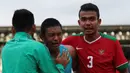 Striker Timnas Indonesia U-19, Rafli Mursalim, ditenangkan Julyano Pratama usai dikalahkan Thailand U-19 pada laga Piala AFF U-18 di Stadion Thuwunna, Yangon, Jumat (15/9/2017). Indonesia kalah adu penalti dari Thailand. (Bola.com/Yoppy Renato)