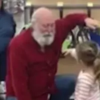 Salah disangka sebagai Santa Claus, laki-laki ini malah beri tanggapan mengharukan.