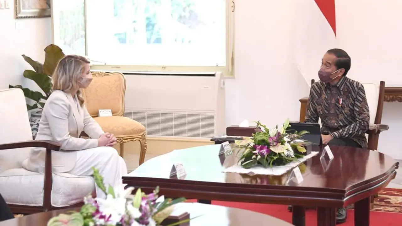 Presiden Jokowi bersama Menlu Kanada, Melanie Joly, di Istana Merdeka, Senin (11/4/2022) (Biro Pers Sekretariat Presiden)