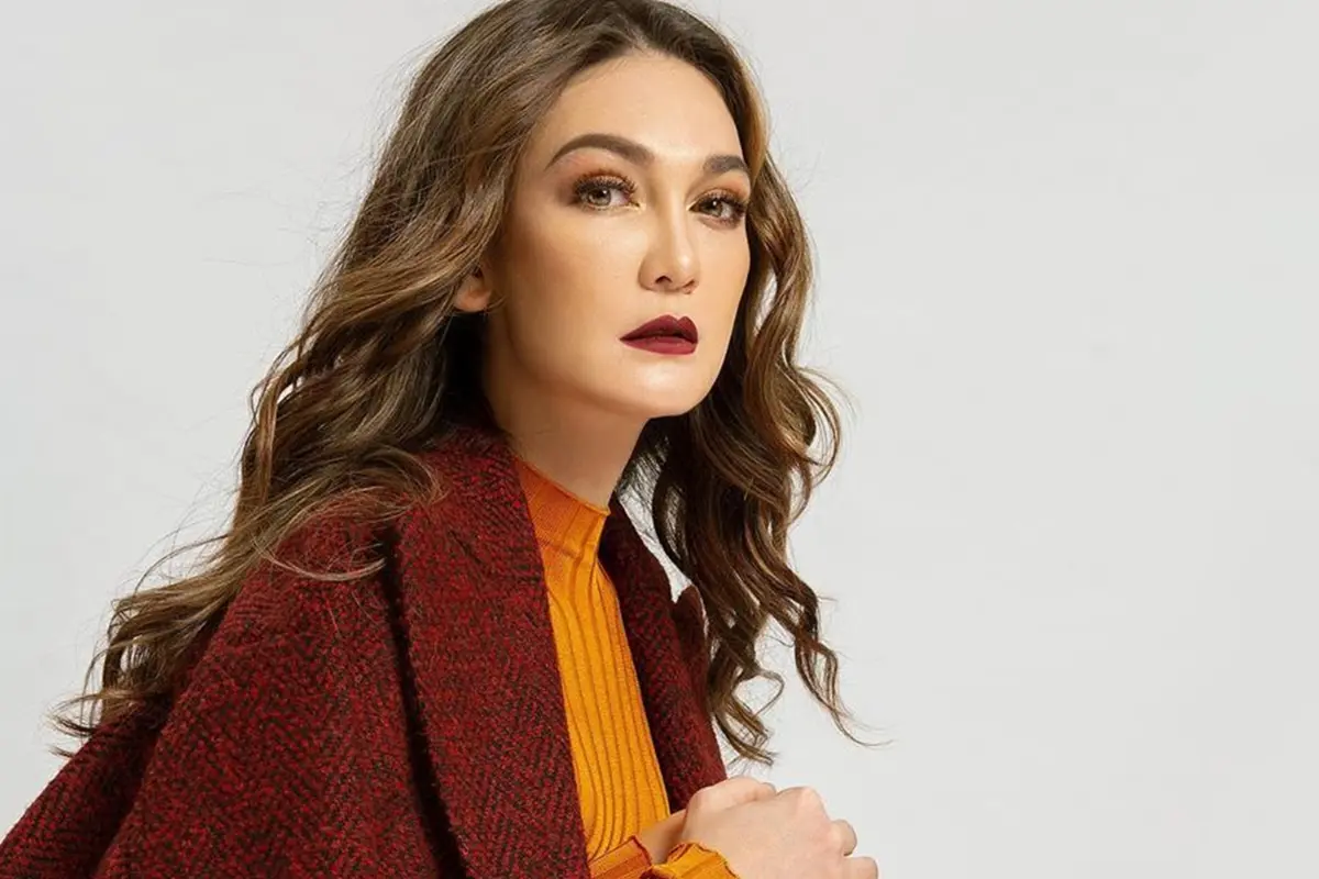 FOTO: Gaya Luna Maya dengan Makeup Tebal dalam Berbagai Pemotretan