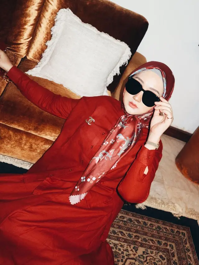 Gaya Pemotretan Dian Pelangi Dalam Balutan Busana Bernuansa Merah, Curi Perhatian. (Sumber: Instagram/dianpelangi)